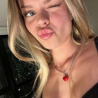 Red Farrah Coombes profile picture