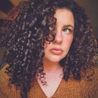 Laura (with the curls) profile picture
