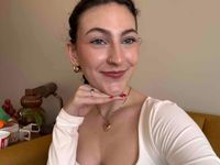 emma birdyshaw 🪞 profile picture