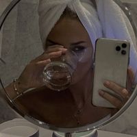 She elavates daily profile picture