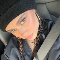 C  H  L  O  E profile picture