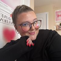 Emma Harker 🍓🍸💌 profile picture